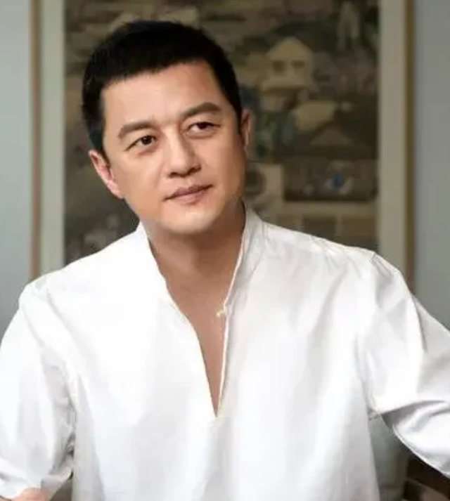 李亚鹏官宣离婚！欠4.5亿债租房三年，和好友阿那亚聚会满脸笑意