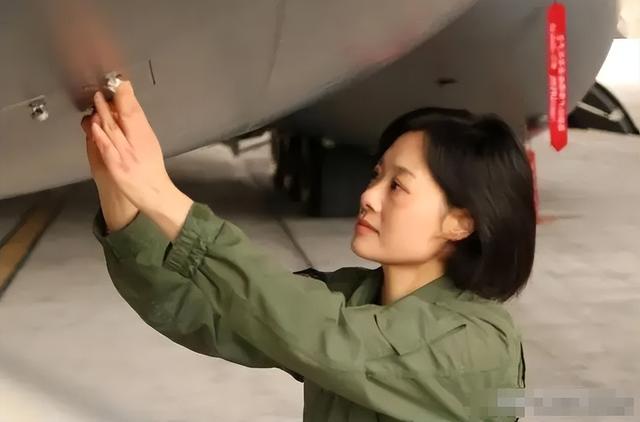 央视点名！阅兵女机长身份曝光，私生活被扒牺牲太大，丈夫更厉害