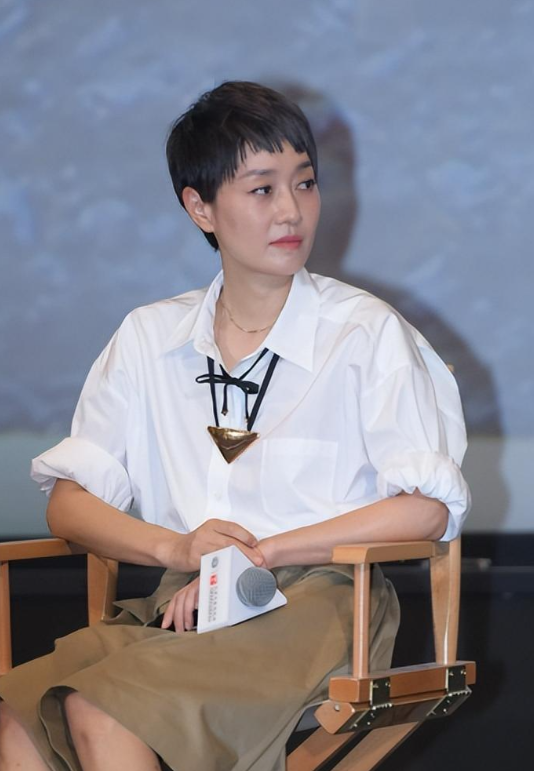 49岁马伊琍没想到，辛苦养大的17岁女儿文君竹，早为亲爹文章争光