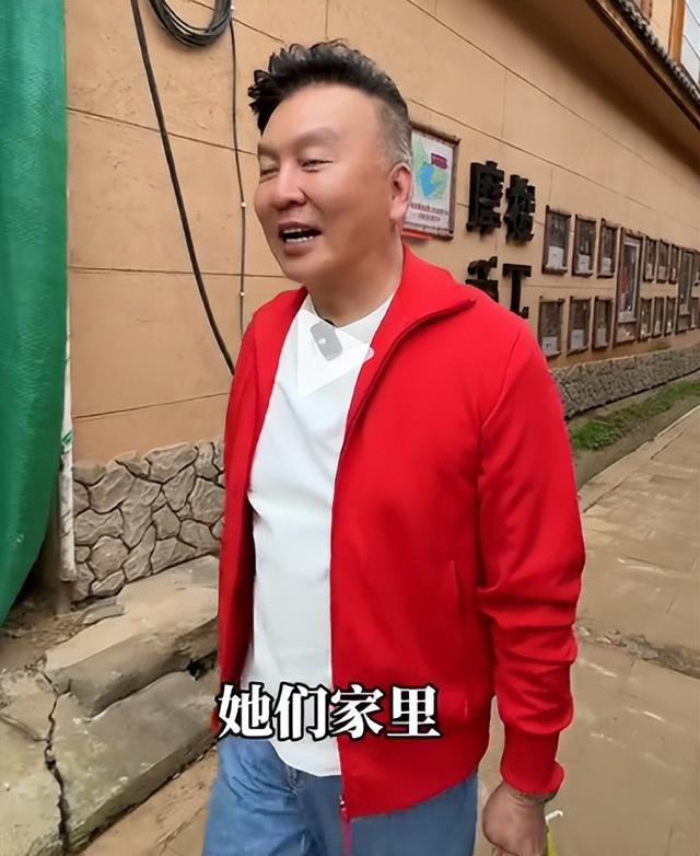 央视主持人张泽群:55岁才当父亲，妻子跑了儿子丢了	，今孤身一人