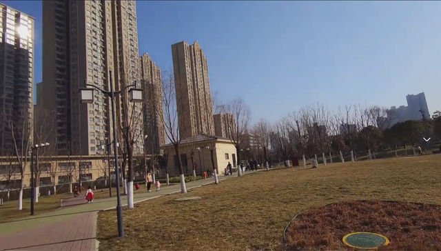 西安奇特的城市公园，规模不大全是古墓，试问夜晚游玩怕不怕