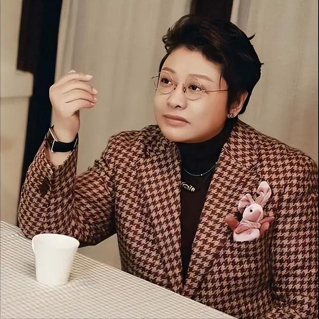 贪污上亿、假慈善？被实名举报的韩红，如今连坐椅子都成了“错”