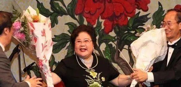 吃里爬外，永不回国？她带领30名演员选择留美，如今年过花甲归来
