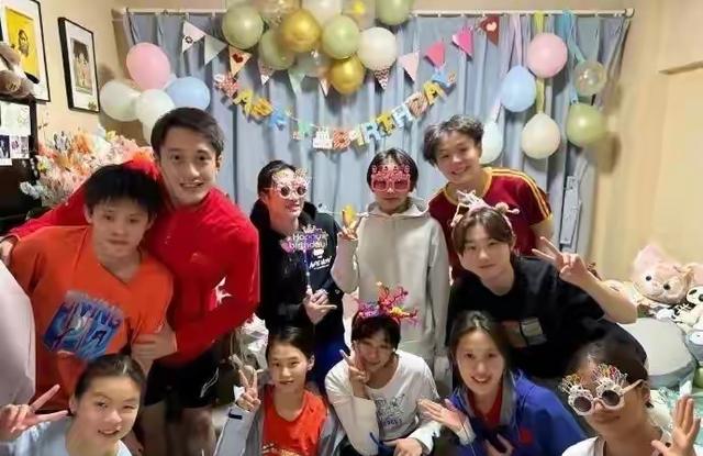 全红婵北京归队 与陈艺文司雅杰聚会 喝咖啡拍照笑容甜 欢声笑语不断