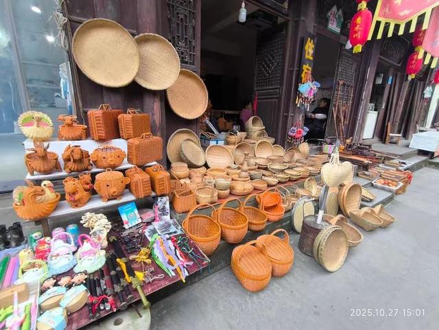 游览汉中市的青木川古镇