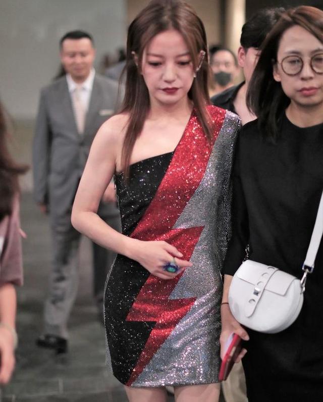 “封杀”4年后	，49岁赵薇财力现状被扒，结果估计和你想得不一样