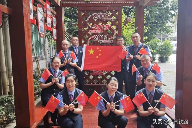 今天，站车里一片热闹！