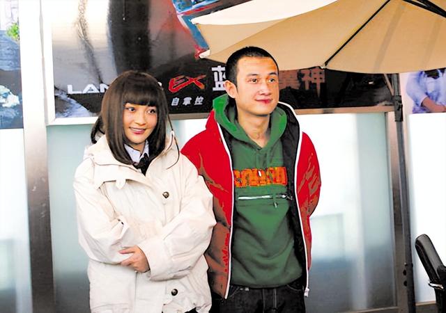 49岁马伊琍没想到，辛苦养大的17岁女儿文君竹，早为亲爹文章争光