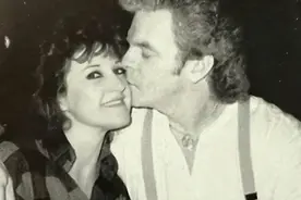 单身妈妈酒吧邂逅真爱，婚后发现丈夫身份成谜，盐湖城谜案图片