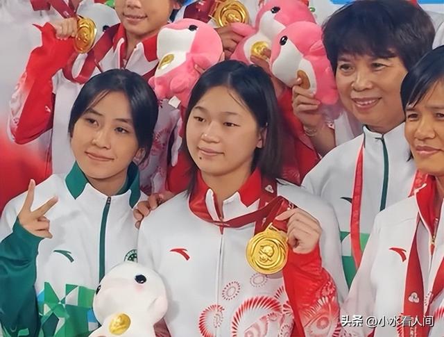 全红婵夺冠引爆全网！台下她眼神忧郁不爱笑了，国际泳联说的没错