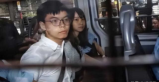 港独害人害己：黄之锋父亲贱卖房产举家飞国外，不会被世界原谅！