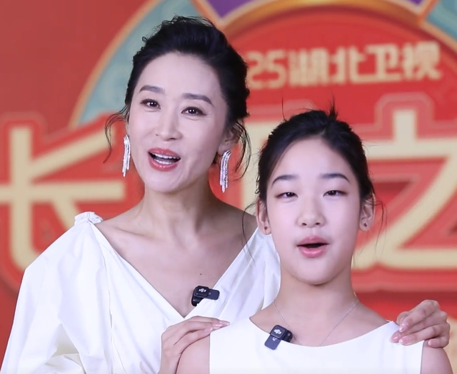 苗圃没想到，12年前自己狠心抛弃的罗晋，如今在唐嫣手里闪闪发光
