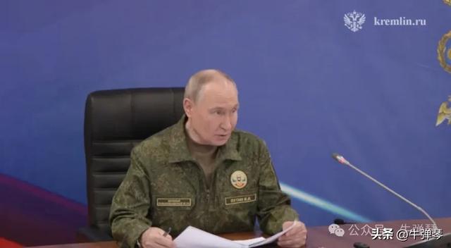 普京突然穿上了军装