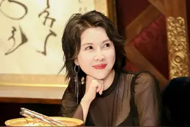 《火蓝刀锋》里的乌云退隐10年再回归，与剧中判若两人，太美了！图片