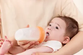 “瞎大方”奶奶冲奶粉，孩子越喝越瘦，医生检查：肠坏死，要手术图片
