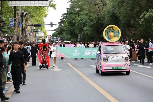 在新民大街，我被360°的快乐和人潮“包围”了！