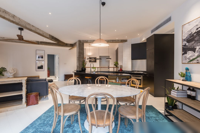 独特的“飞机”户型，经过设计师的改造，每处空间都得到充分利用