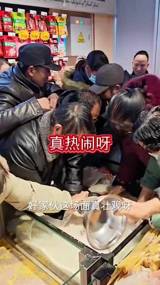 传统超市迎来死敌！不装修不陈列，鸡蛋卖成白菜价，大爷大妈疯抢