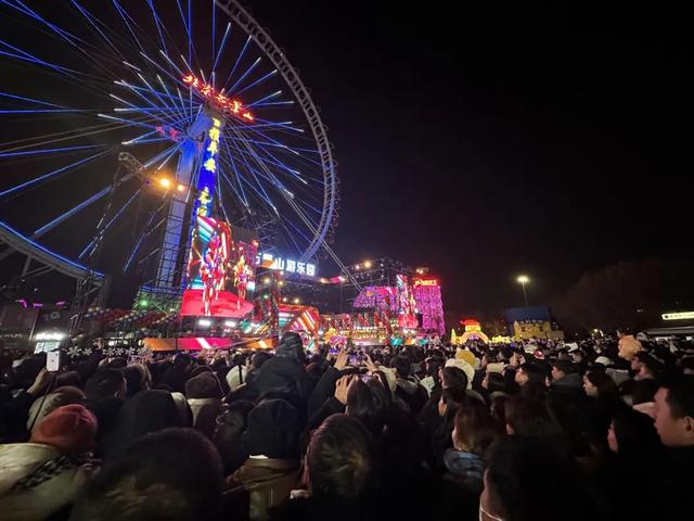 石景山游乐园冰雪音乐狂欢！零点陪你同迎2026