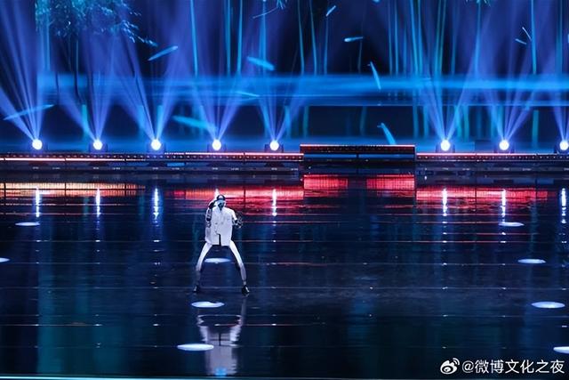 宇树机器人郑州表演中国功夫 动作行云流水 只是没穿裤子