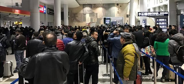 不听劝去日本的游客慌了，滞留机场连吃饭都成问题，当初为啥要去