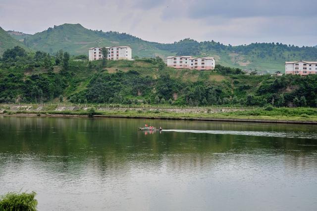 鸭绿江国门景区，领略中朝边境的异域风光，还是红色研学的好去处