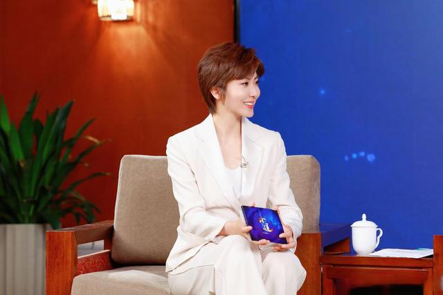 原来她就是毕福剑的关门弟子，师傅落魄不离不弃，现状曝光太意外