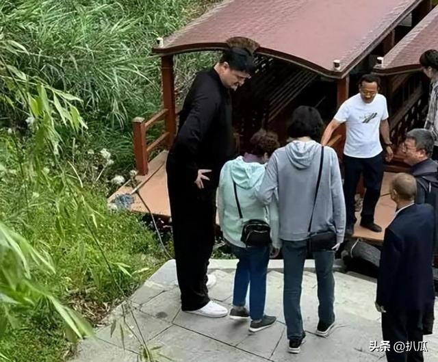 姚明一家游苏州太湖，15岁女儿打扮太老气	，岳母出镜瘦又高超170