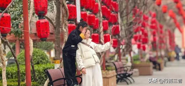 汉服古韵迎佳节 别样三八绽芳华——万荣李家大院妇女节人气火爆