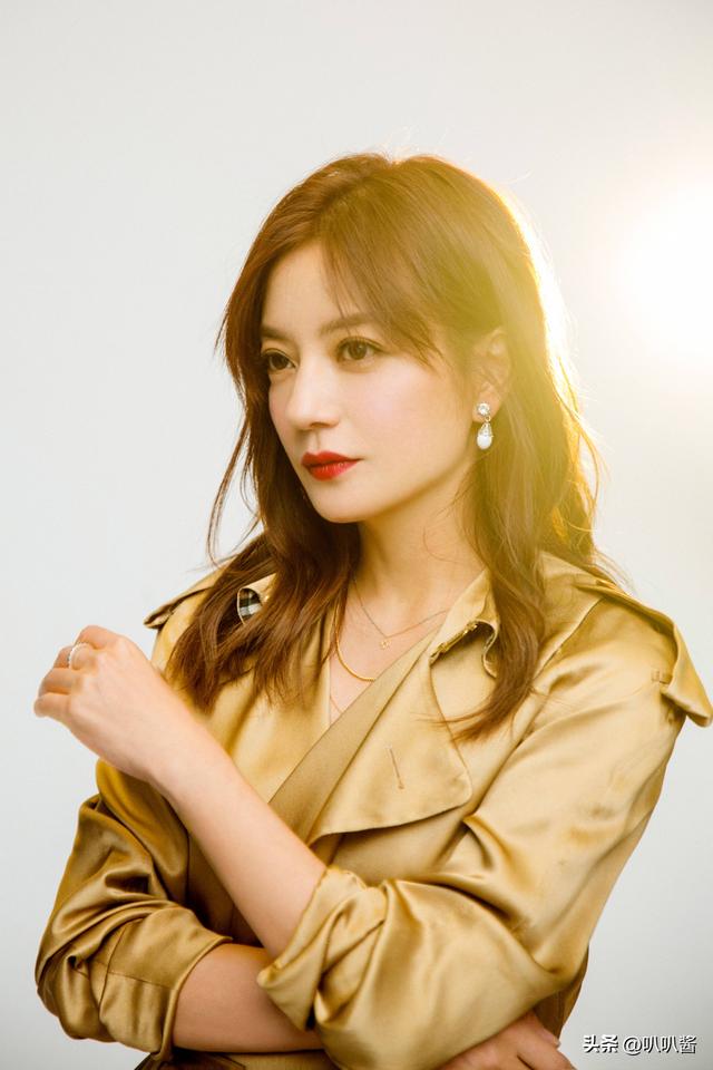 面相又变了！49岁赵薇广东吃饭，又老又瘦没架子，却再无回头路走