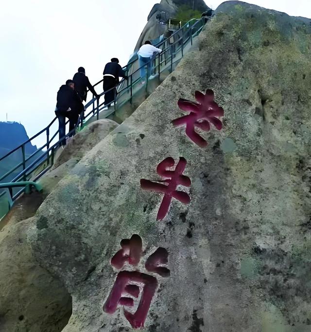 要美照不要命，51岁游客冒险坐栏杆坠崖，网友吵翻天:谁的责任？