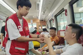 沈阳爱心人士带着孩子一起来献血图片