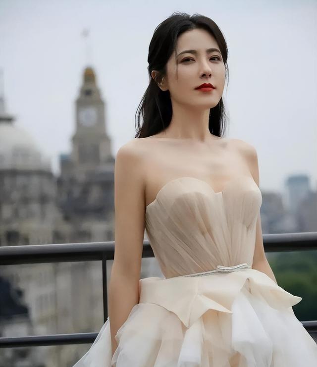 她是两百年难遇的美人，靠美貌“征服”无数男人，如今47岁仍未婚