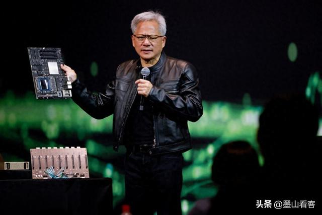 美国头号敌人浮现，并非中俄，黄仁勋一针见血，特朗普输了个精光