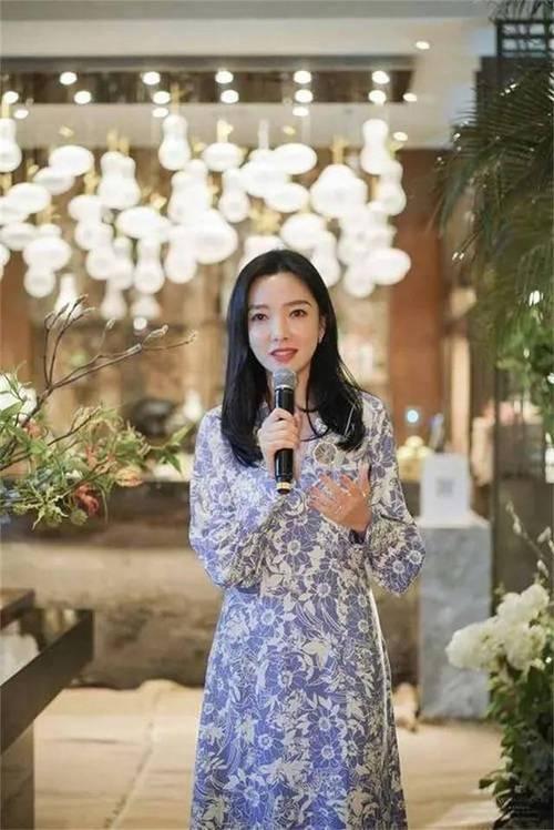 王励勤前任：相差9岁热恋无果，2婚又嫁富豪，今39岁身材火辣