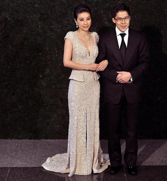 霍震霆没想到，44岁儿媳郭晶晶再次官宣喜讯，让整个阔太圈沉默了