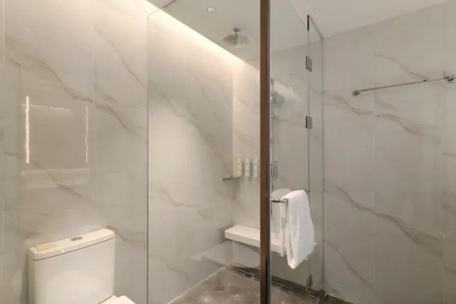 厦门这家新开业的万怡，泳池堪比W！就在五缘湾对面，海景绝了