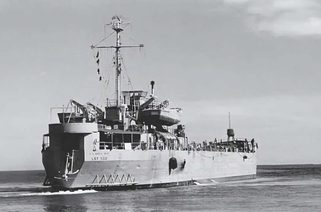 趴在中国仁爱礁9000多天的菲律宾军舰	，如今已经再也拖不走了！