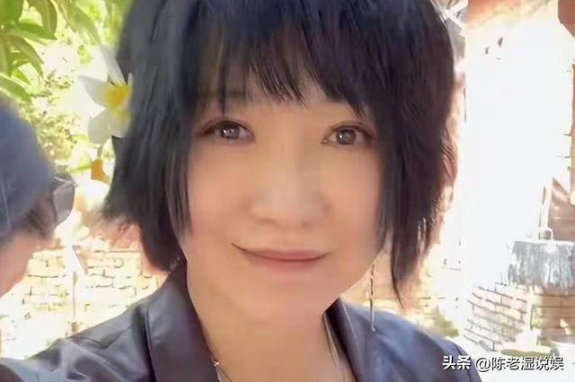 连上5次春晚，私下却和恩师同居怀孕被骗流产，今57岁依旧单身