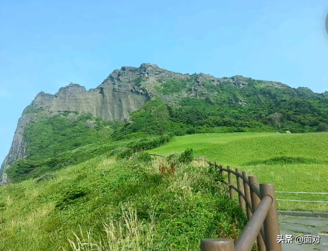 山海交融的独特火山锥景观 韩国济州岛的城山日出峰有四大地形看点