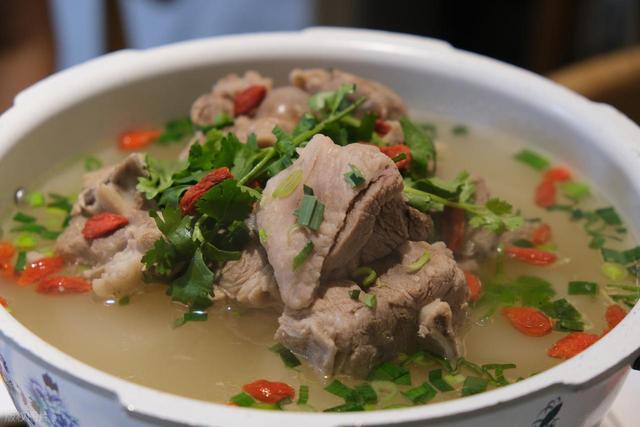 今年冬天，为啥去饭店喝羊汤吃羊肉的人少了？内行：5个现实原因