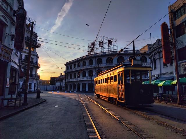 帅气的体育老师，把我叫到器材室，手把手教我“特殊”动作