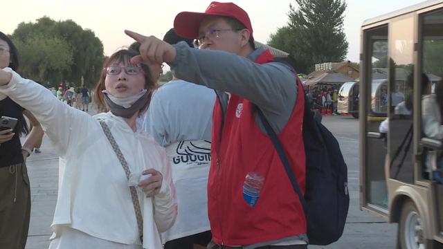 100名志愿者服务保障鸣沙山月牙泉景区星空演唱活动