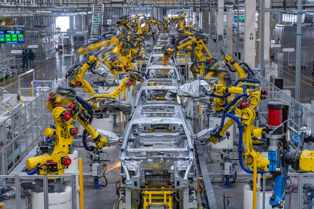 美媒很感慨：要不是中国还在反抗特朗普，怕是全世界都向他投降了