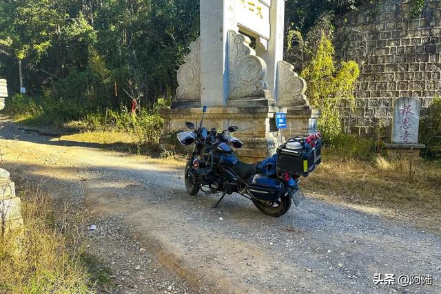 《徐霞客游记》中两次提及的报恩寺就在大理鸡足山上，但路况堪忧