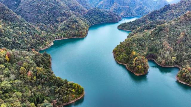 绥阳：层林尽染初冬色 湖水清澄映彩峦