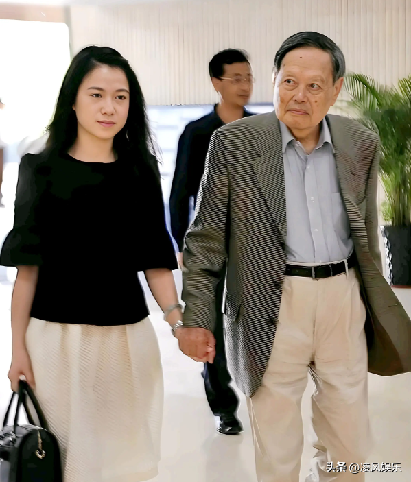 杨振宁的第一任妻子，18岁的杜致礼有多美？这张照片给出答案！