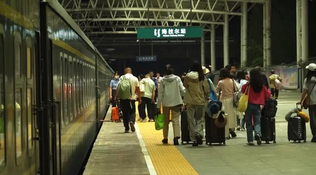 这个火车站今夏爆火，日均超8000人次！旅客：乘车全是细节！