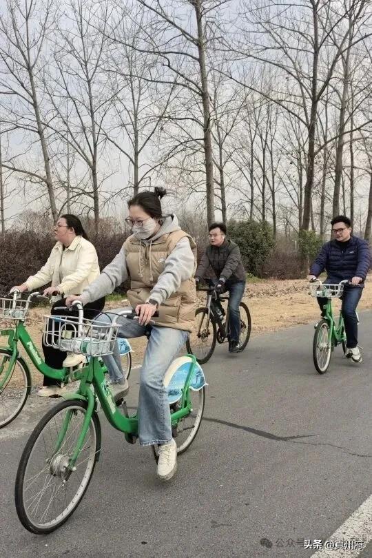 仪征市组织胥浦河绿色骑行活动