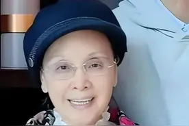 79岁李谷一近2年首次露面，新冠后身体状况大不如前，瘦成火柴人图片